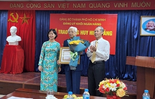 Trao Huy hiệu 55 năm tuổi Đảng cho đồng chí Cao Sỹ Kiêm, nguyên Thống đốc NHNN