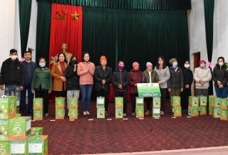 Công đoàn Vietcombank trao tặng gạo cho đồng bào có hoàn cảnh khó khăn xã Bắc Sơn, Hà Nội