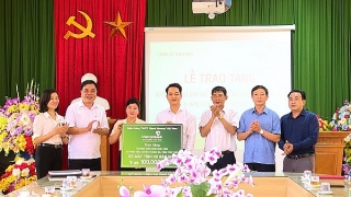 Vietcombank Phú Thọ trao tặng máy vi tính và bàn ghế cho trường Mầm non Ninh Dân