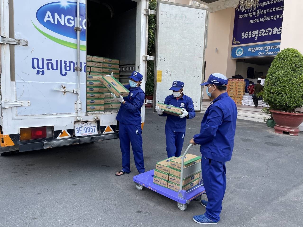 Angkormilk, Công ty con của Vinamilk trao tặng 48.000 sản phẩm sữa cho người dân Campuchia angkormilk cong ty con cua vinamilk trao tang 48000 san pham sua cho nguoi dan campuchia