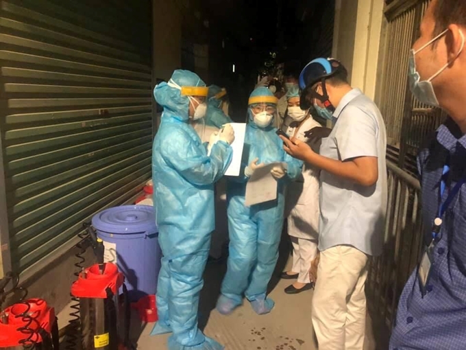 phat hien chuoi 21 ca mac covid 19 ha noi khan cap truy vet trong dem