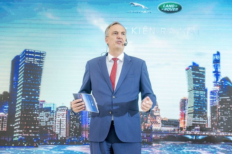 Cận cảnh bộ đôi Jaguar XE và Land Rover Discovery Sport vừa trình làng thị trường Việt