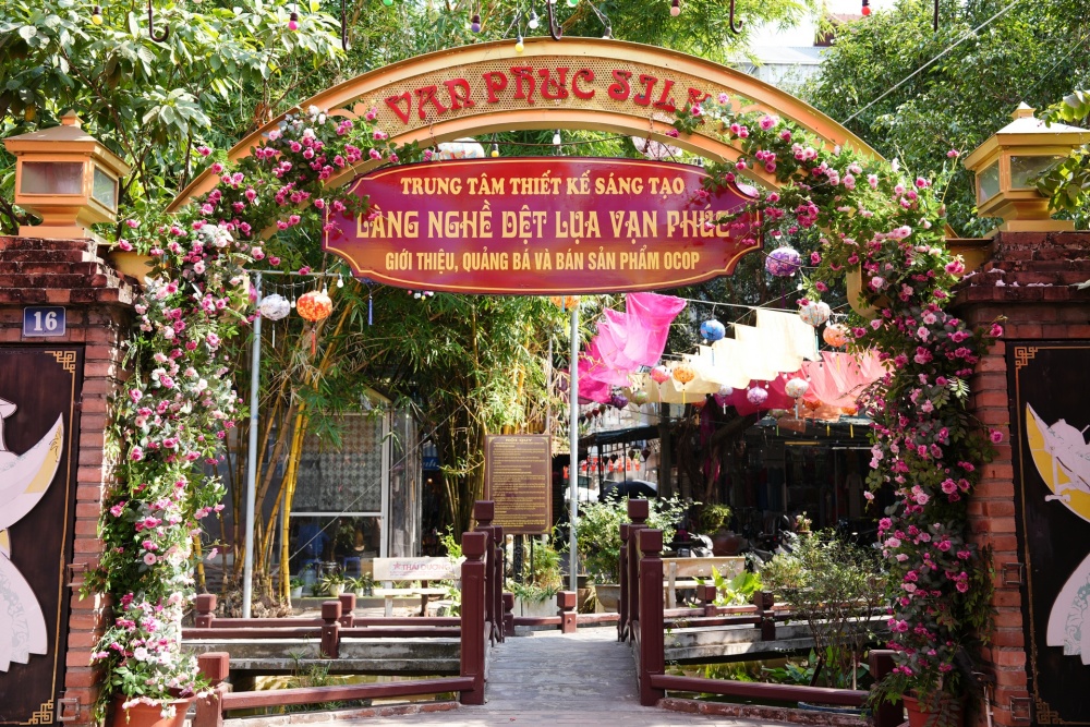 Làng Lụa Vạn Phúc: Từ khung cửi truyền thống đến điểm nhấn du lịch hiện đại