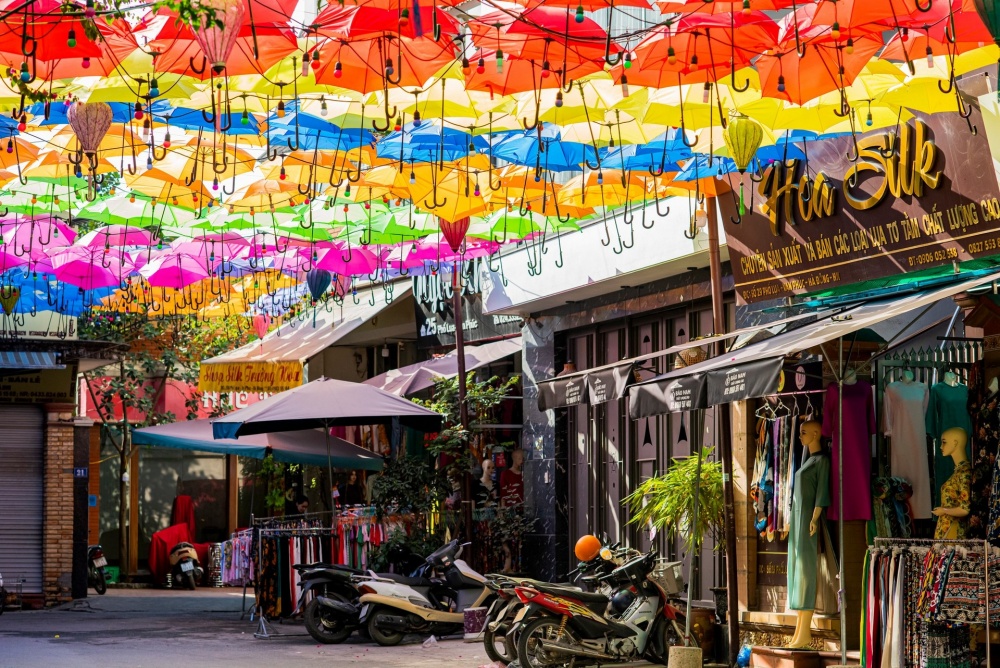 Làng Lụa Vạn Phúc: Từ khung cửi truyền thống đến điểm nhấn du lịch hiện đại